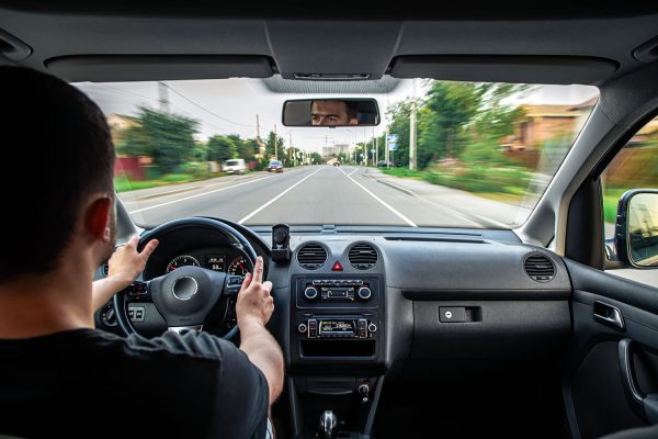 un hombre conduce su automóvil