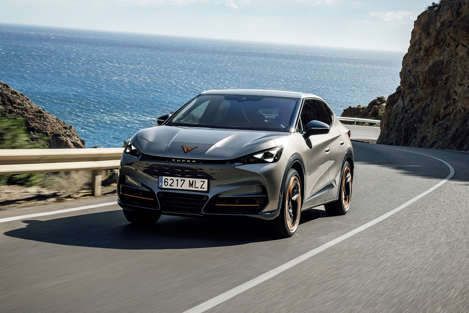 CUPRA Tavascan con el mar de fondo