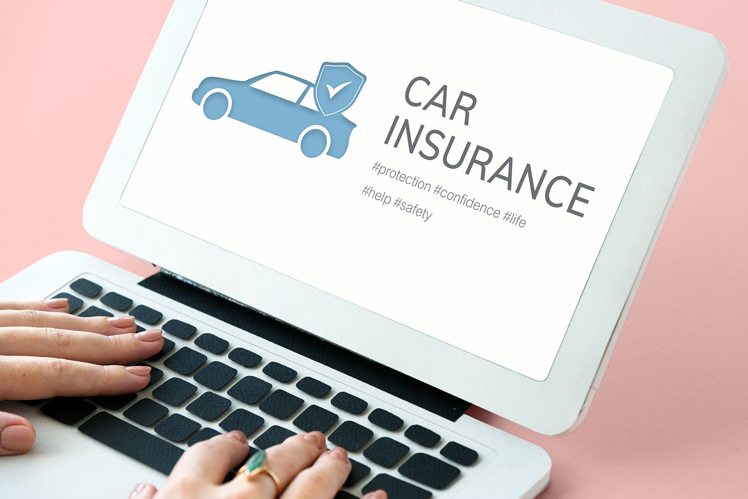 una pantalla de ordenador con un coche y las palabras CAR INSURANCE
