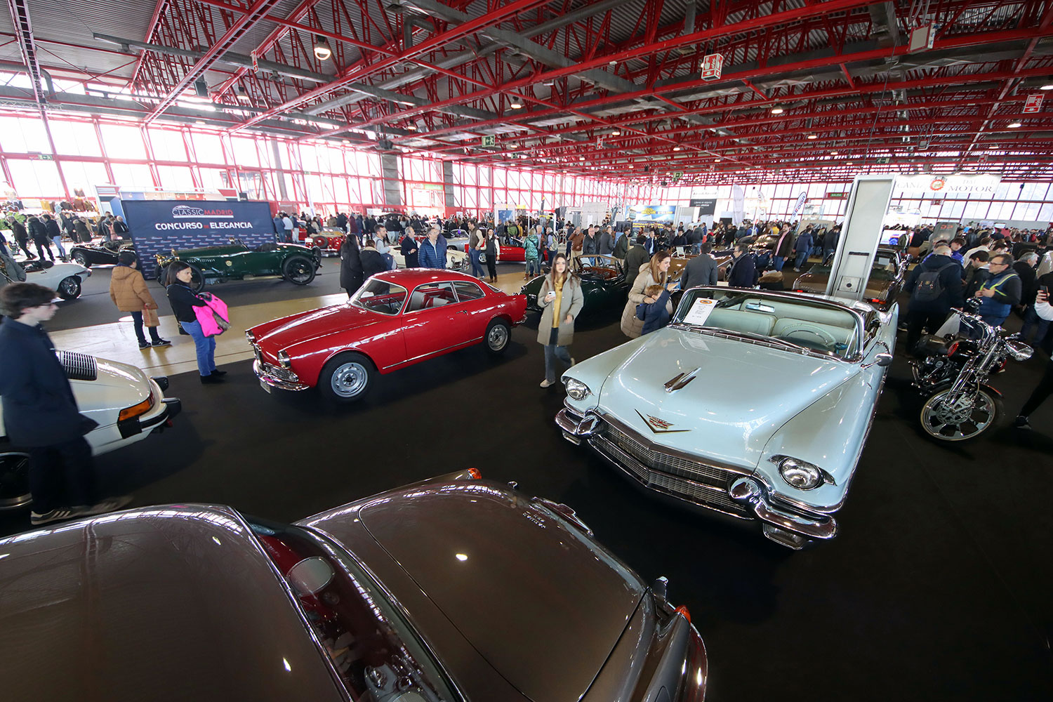vista general del salón ClassicMadrid con vehículos clásicos expuestos en el Pabellón de la Casa de Campo