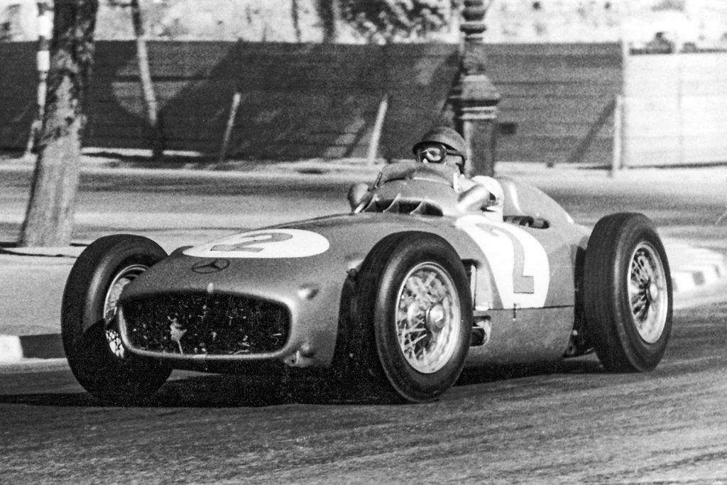 Juan Manuel Fangio pilota un Mercedes en el GP de España de 1954