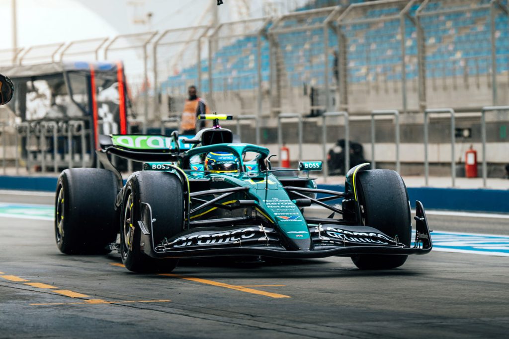 Fernando Alonso en su AMR25 en los test de pretemporada de Bahréin 2025
