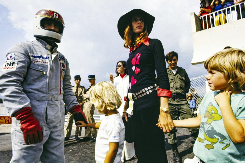 El piloto Jackie Stewart con su esposa Helen y los hijos de ambos: Mark y Paul.