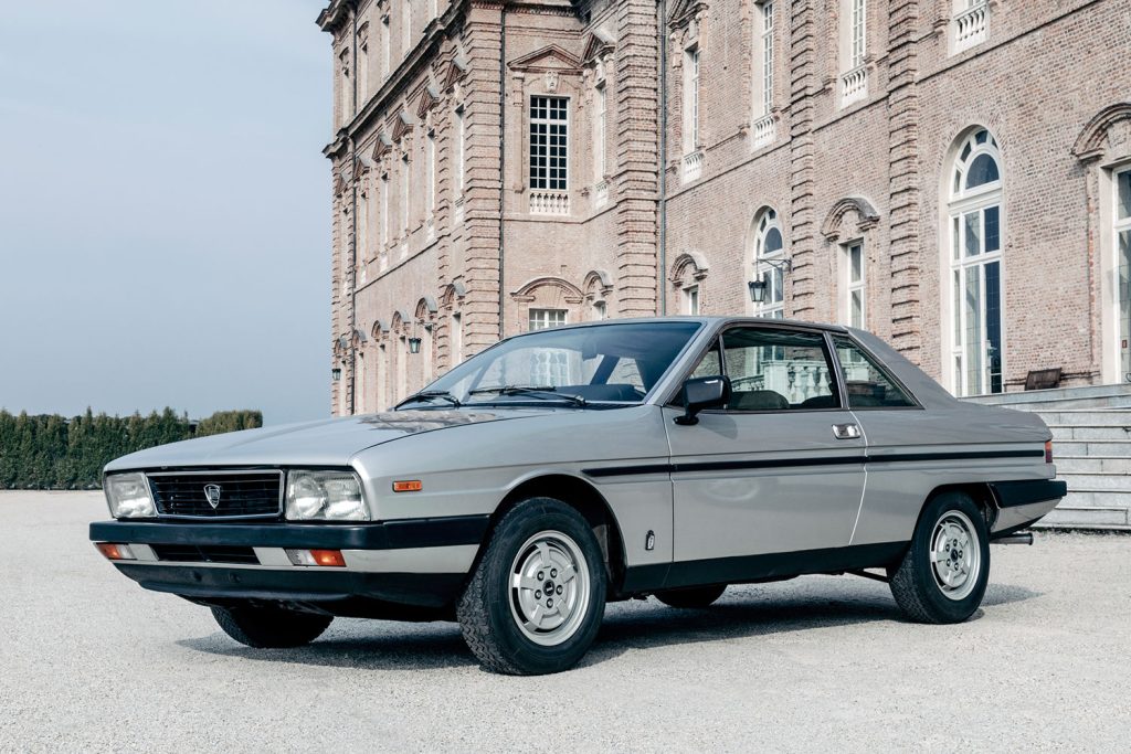 Un Lancia Gamma Coupé delante de un palacio