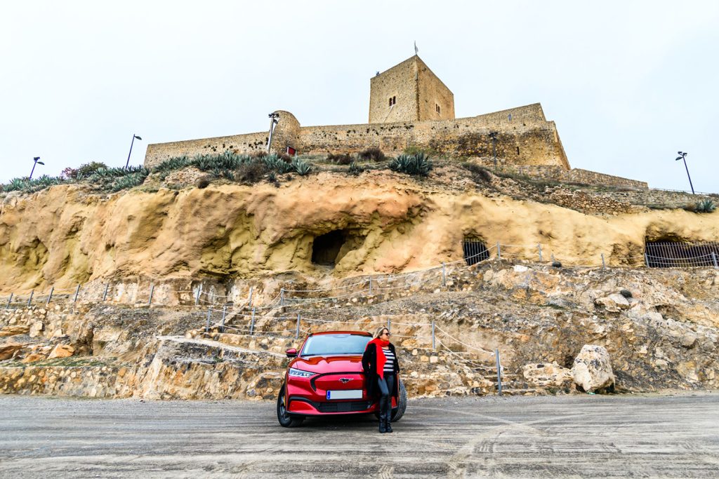 Mar Villalba, autora del blog Mi Ruta, junto a un Ford Mustang Mach-e eléctrico