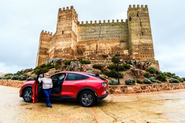 Mar Villalba, autora del blog Mi Ruta, junto a un Ford Mustang Mach-e eléctrico
