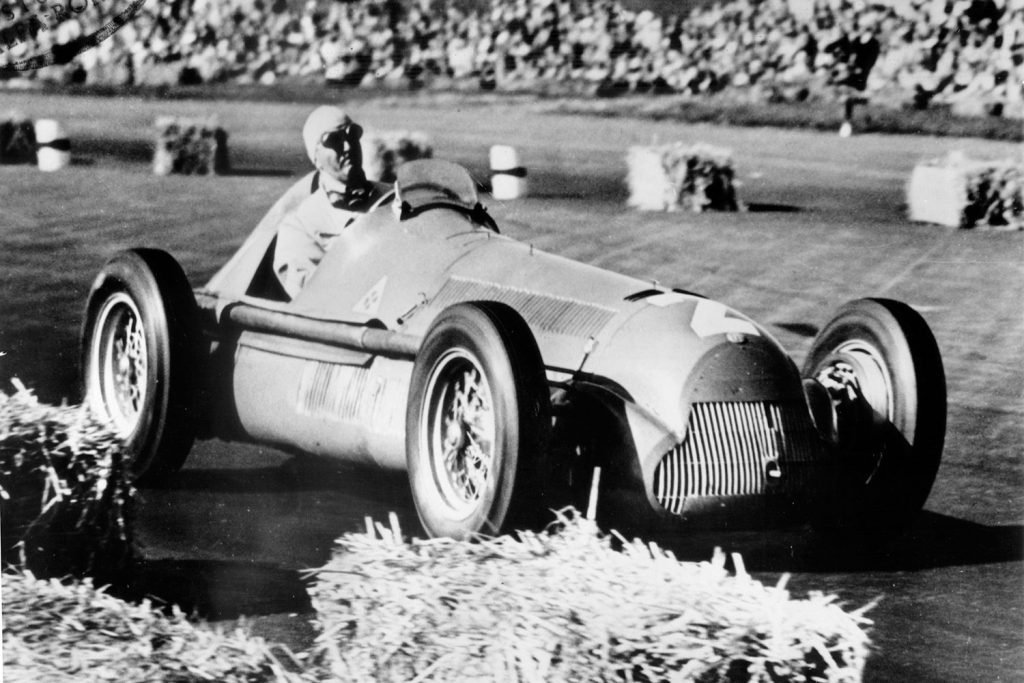Giuseppe Farina al volante de su Alfetta 158 en Silverstone (1950)