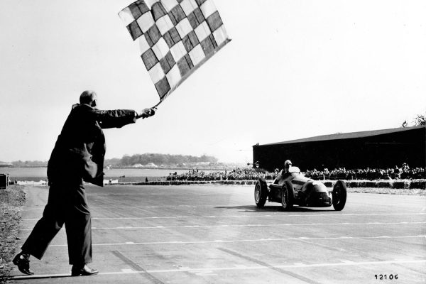 Giuseppe Farina (Alfa Romeo) ve la bandera a cuadros en el GP de Fórmula 1 celebrado en Silverstone en 1950