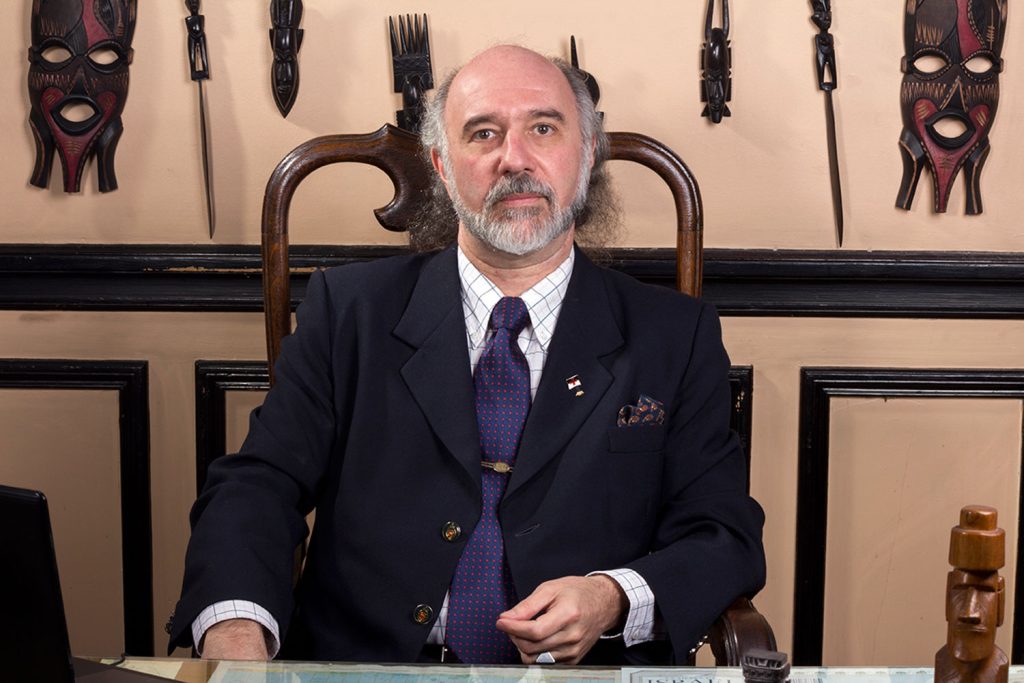 El Dr. Prof. Antonio Las Heras en su despacho