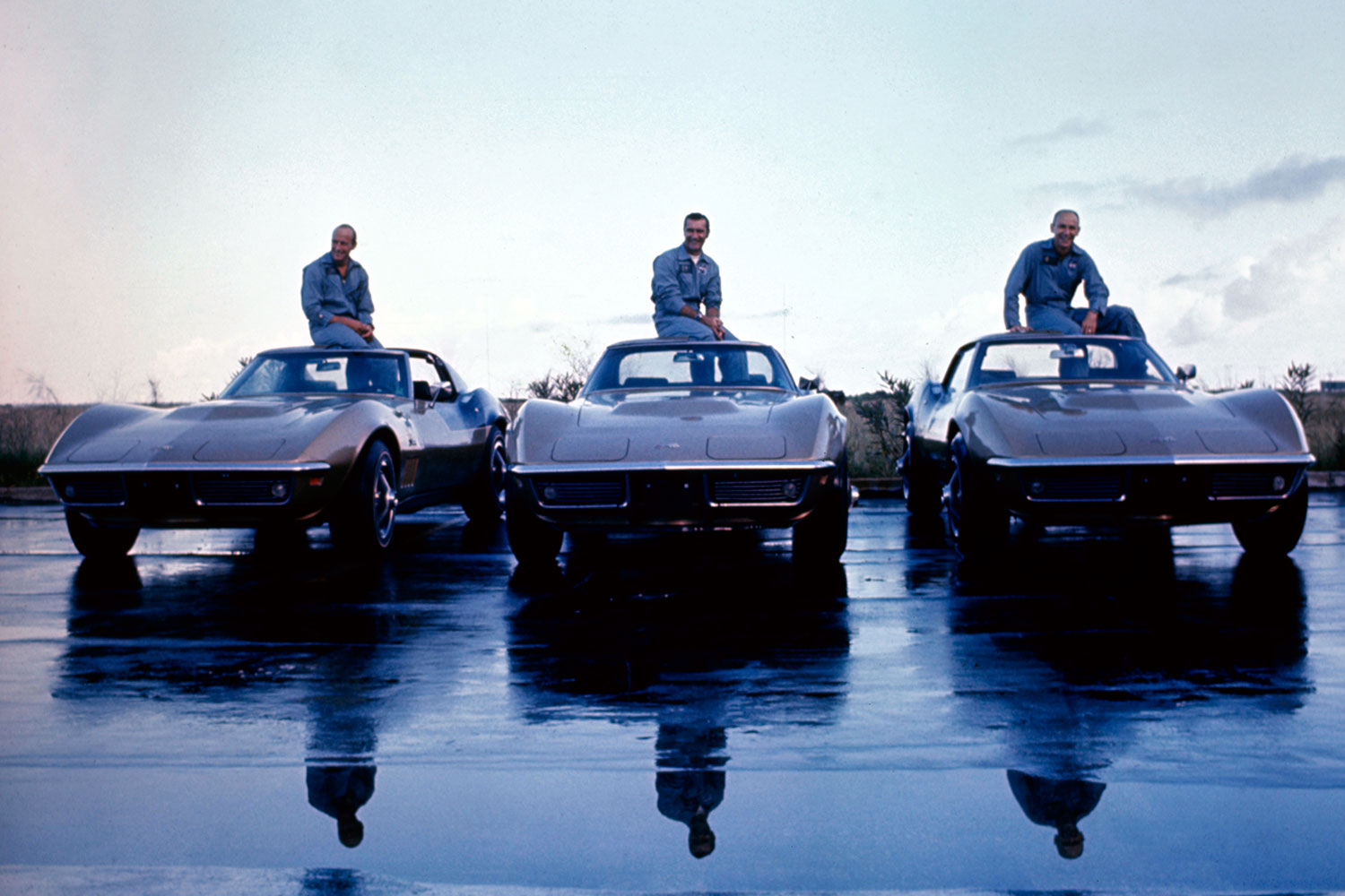 los astronautas de la misión Apolo 12 con sus Chevrolet Corvette