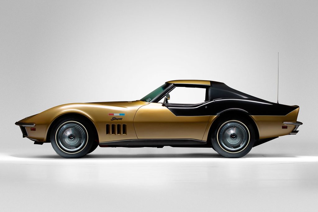 Chevrolet AstroVette en color Riverside Gold combinado con negro