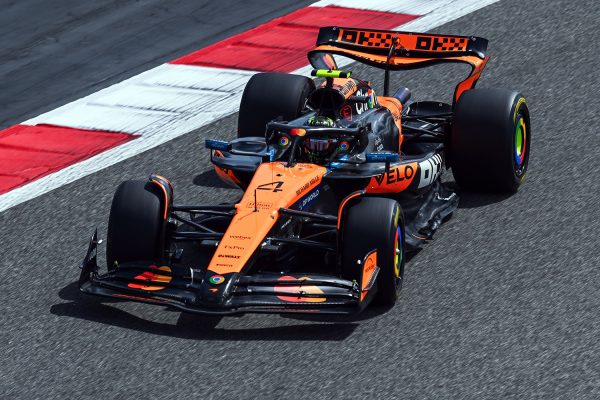 Lando Norris pilota su McLaren de Fórmula 1 en los test de Bahréin 2025