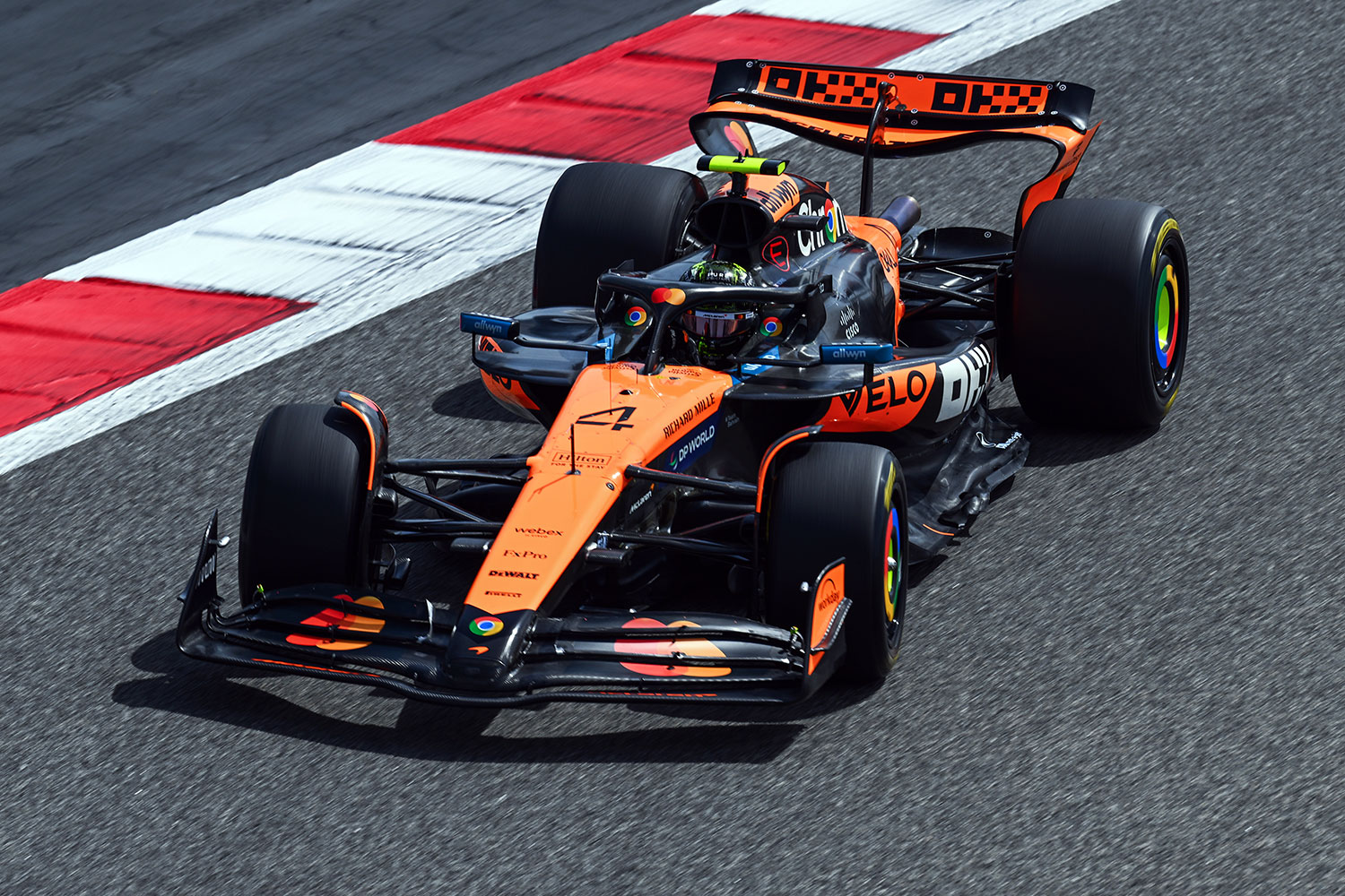 Lando Norris pilota su McLaren de Fórmula 1 en los test de Bahréin 2025