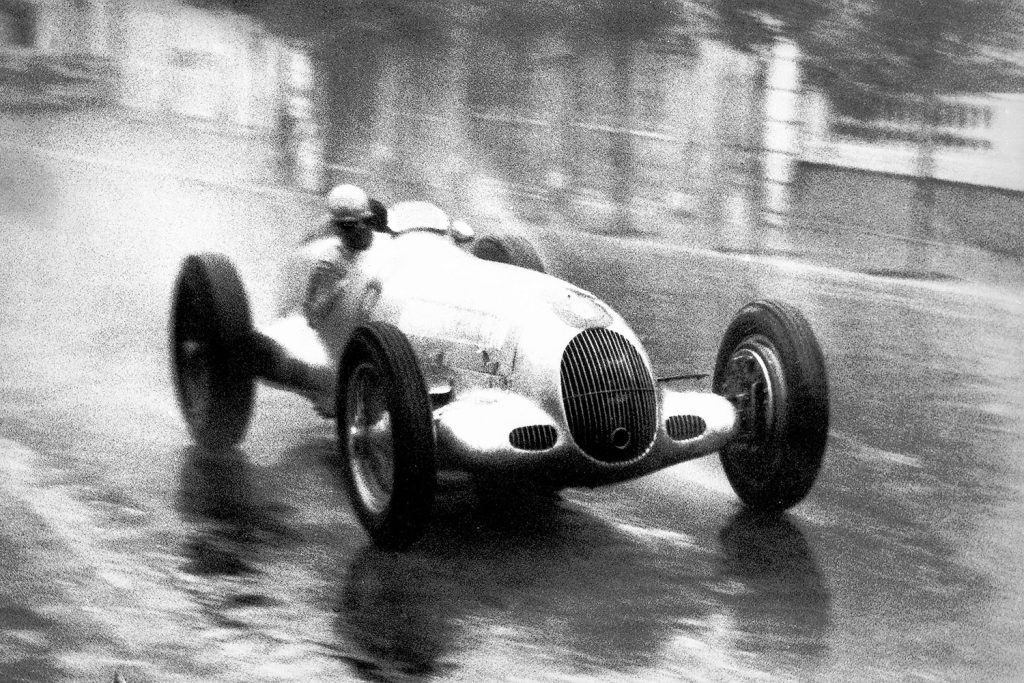 Rudolf Caracciola pilota un Mercedes bajo la lluvia en el GP de Mónaco de 1936