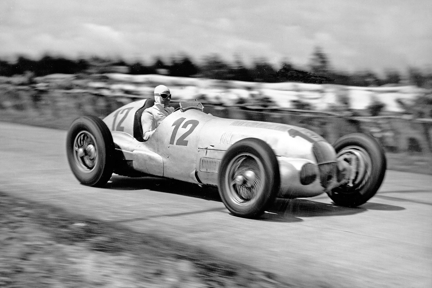 El piloto alemán Rudolf Caracciola conduce su Mercedes-Benz en 1937