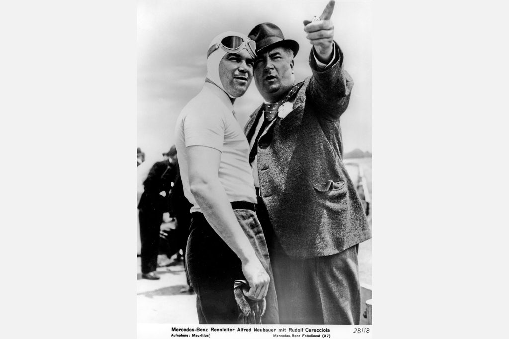 El piloto Rudolf Caracciola y el director de equipo Alfred Neubauer