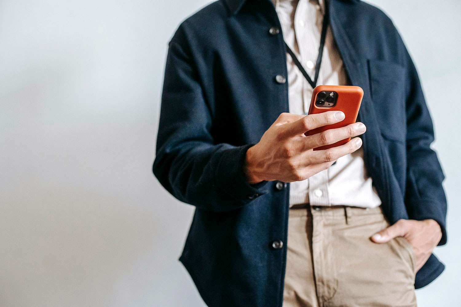 un hombre consulta su smartphone