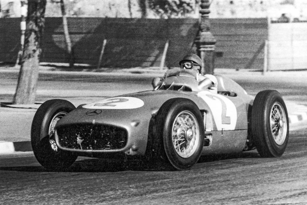 Juan Manuel Fangio, al volante de su Mercedes W196, en el GP de España de 1954 disputado en el circuito de Pedralbes