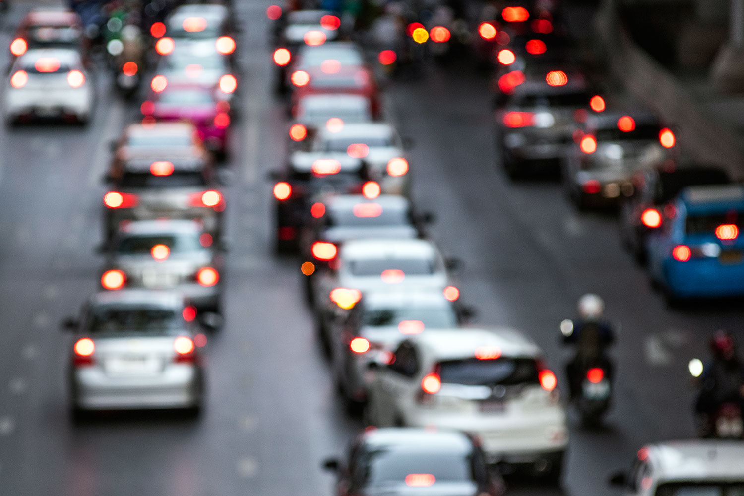 coches y motos en el tráfico de una ciudad