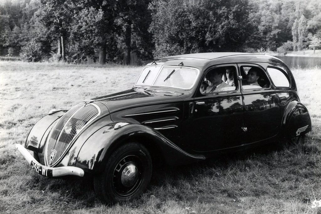 Peugeot 402 berlina con seis ventanas laterales