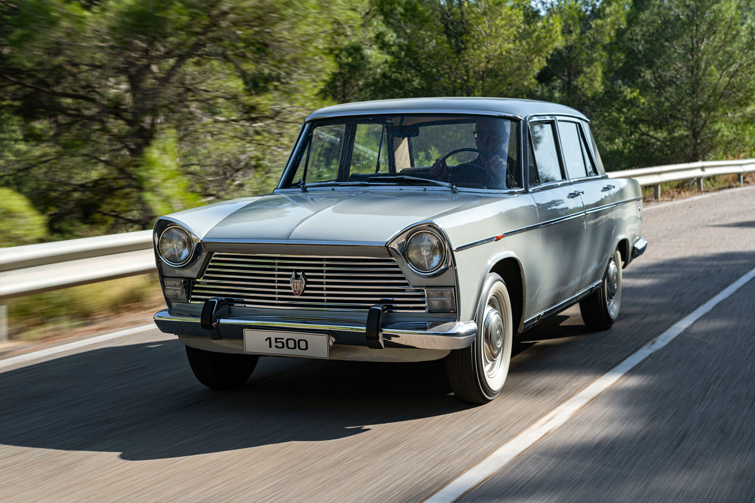un automóvil SEAT 1500 en una carretera