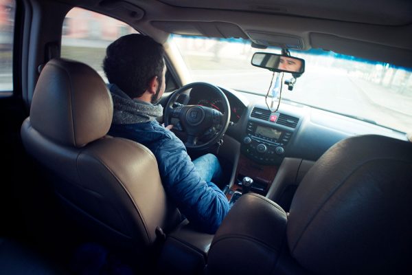 un conductor al volante de un automóvil de la marca Honda