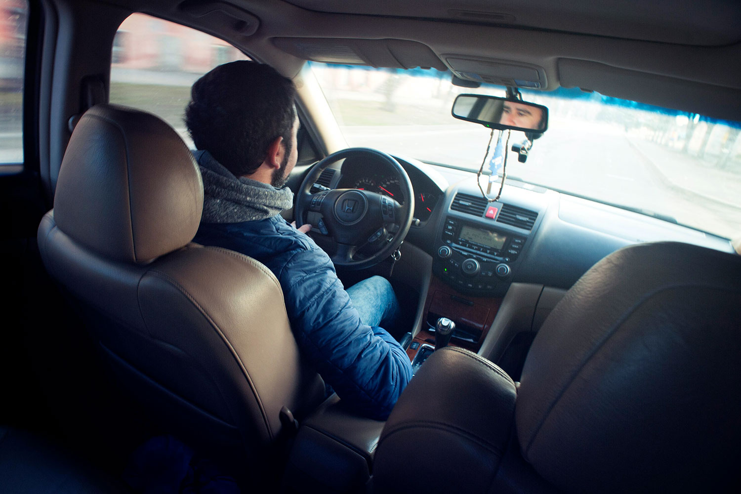 un conductor al volante de un automóvil de la marca Honda