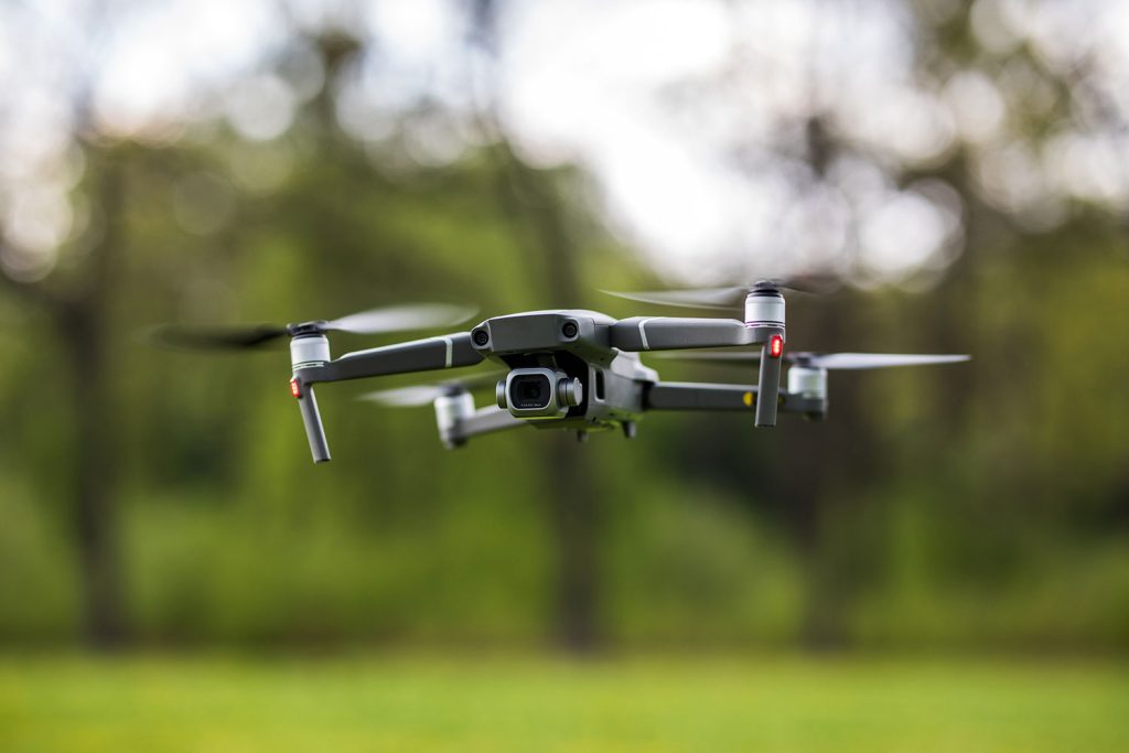 un dron vuelta en un torno natural