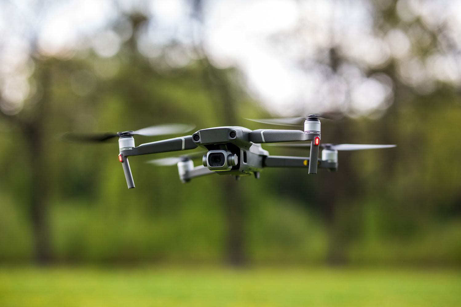 un dron vuelta en un torno natural