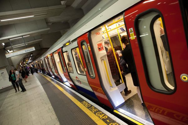 un metro de la línea Hammersmith & City del metro de Londres en una estación
