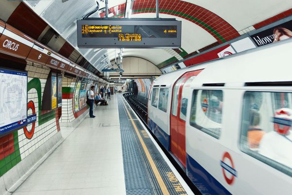 un metro llega a la estación de Piccadilly Circus en Londres