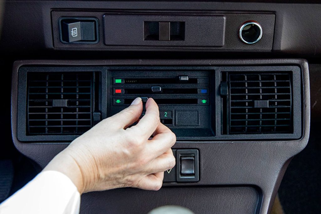 interior de un coche SEAT 132 con aire acondicionado