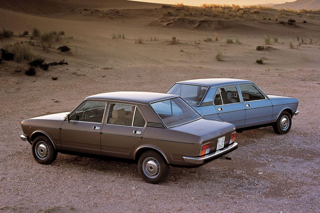 dos coches SEAT 132
