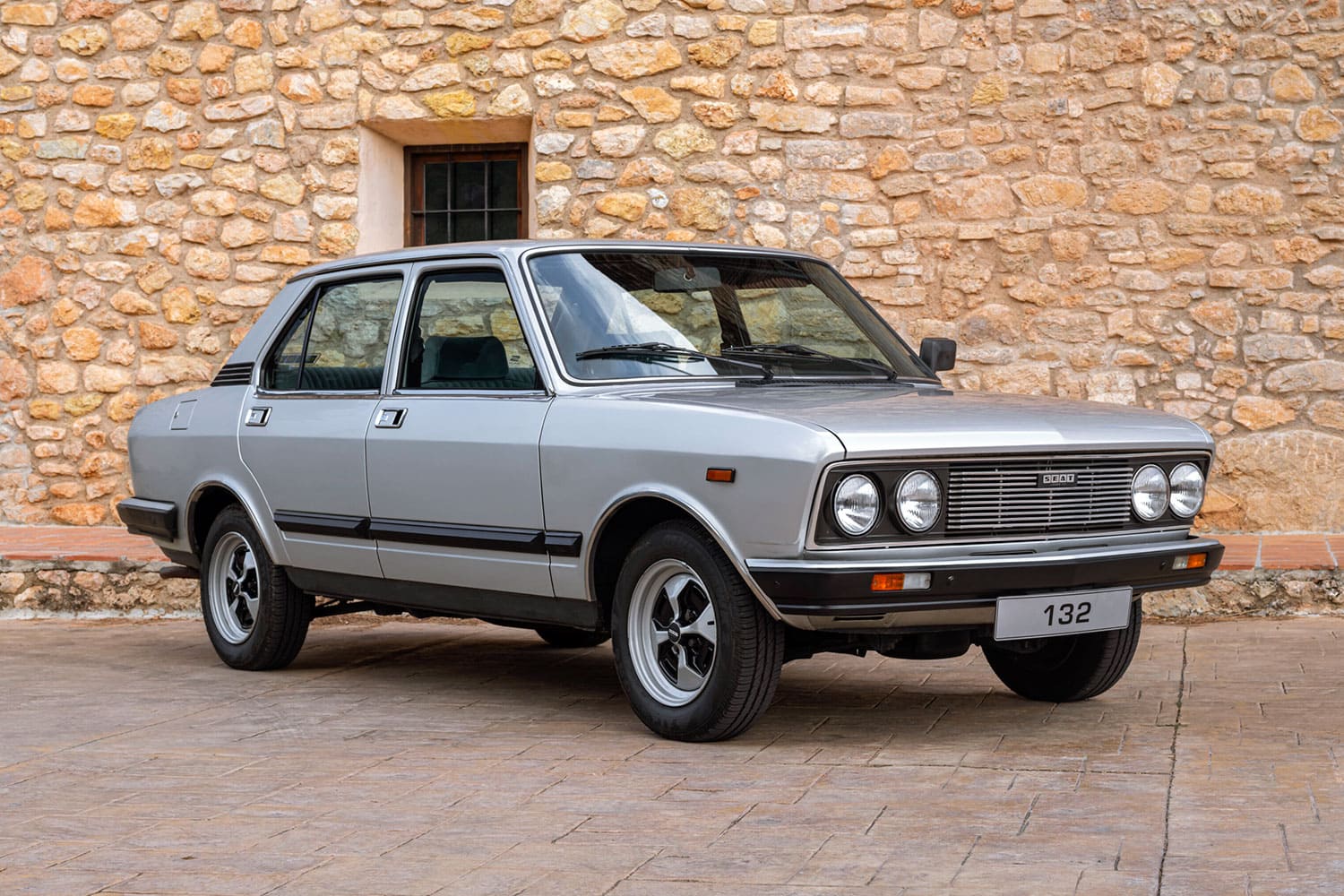 un coche SEAT 132 en color plata