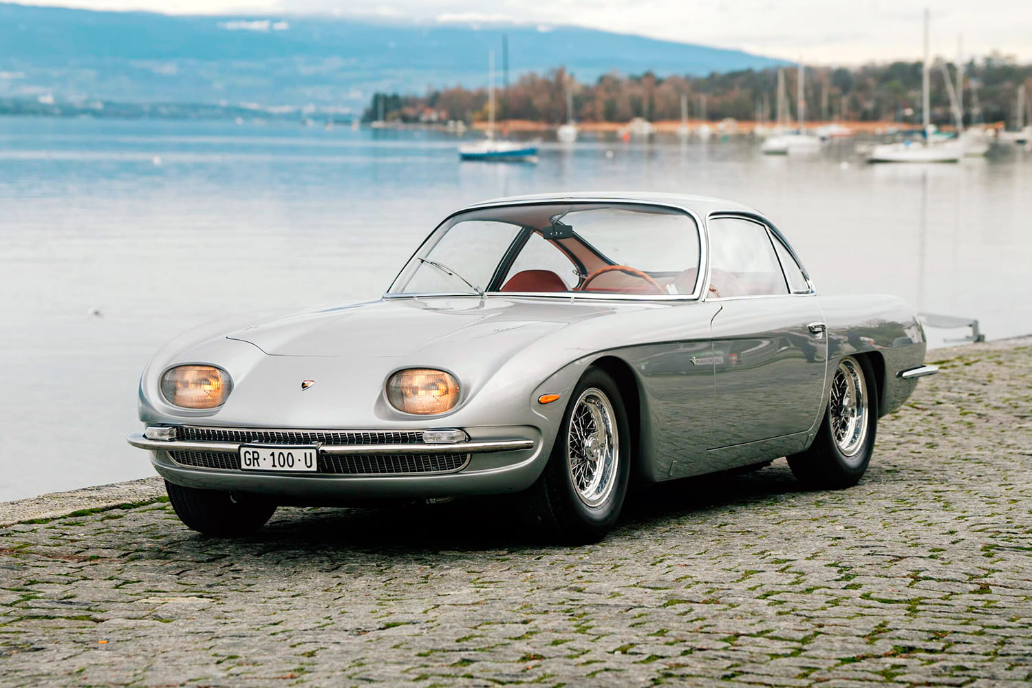 Lamborghini 350 GT junto a un lago