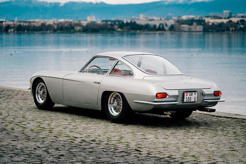 un Lamborghini 350 GT junto a un lago