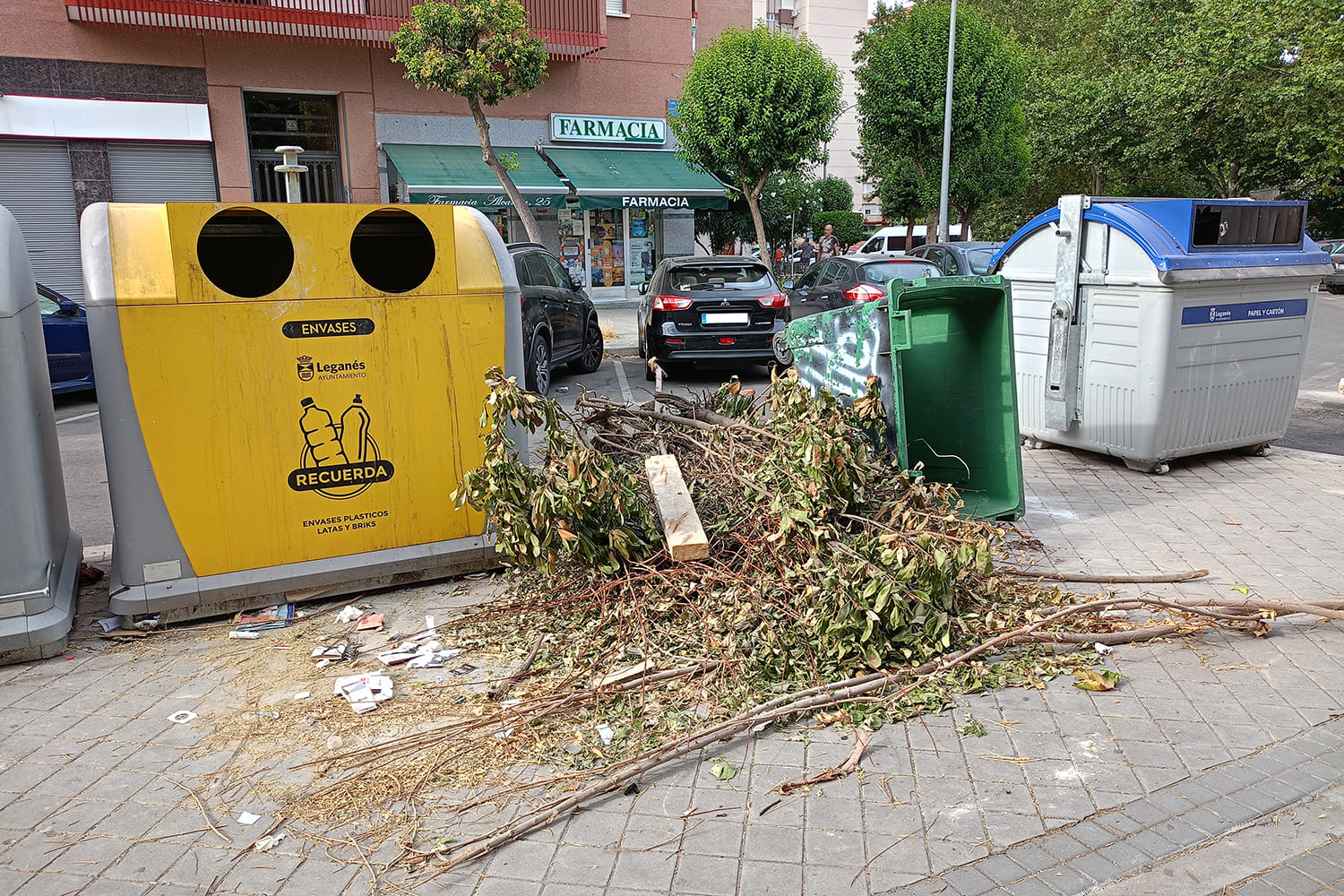 contenedores y basura en una calle de Leganés