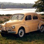 un Renault 4CV en el campo junto a un río