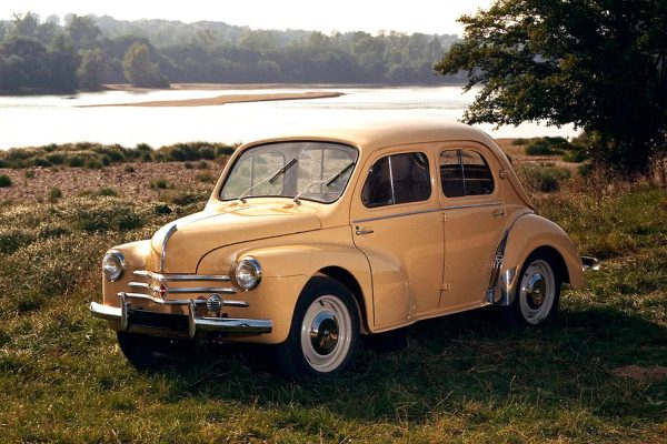 un Renault 4CV en el campo junto a un río