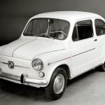 un SEAT 600 de color blanco