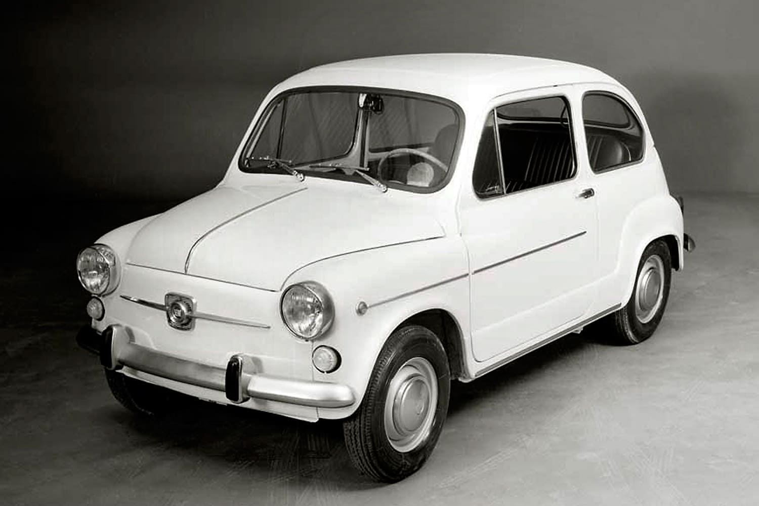 un SEAT 600 de color blanco