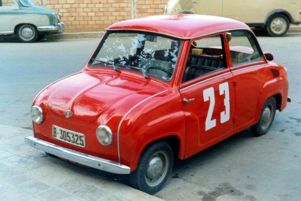 un Goggomobil T-350 de color rojo