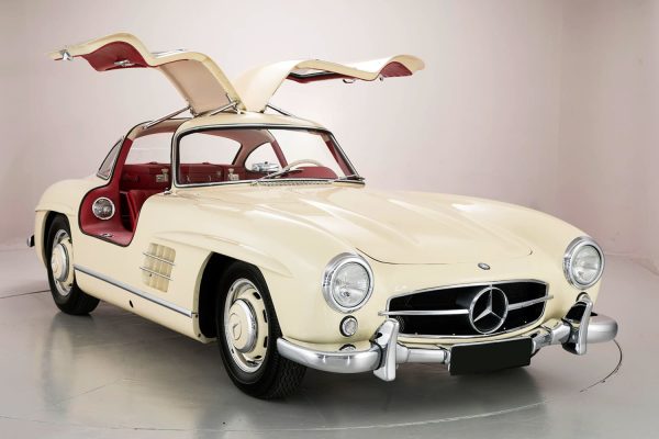 Mercedes-Benz Gullwing con las puertas abiertas