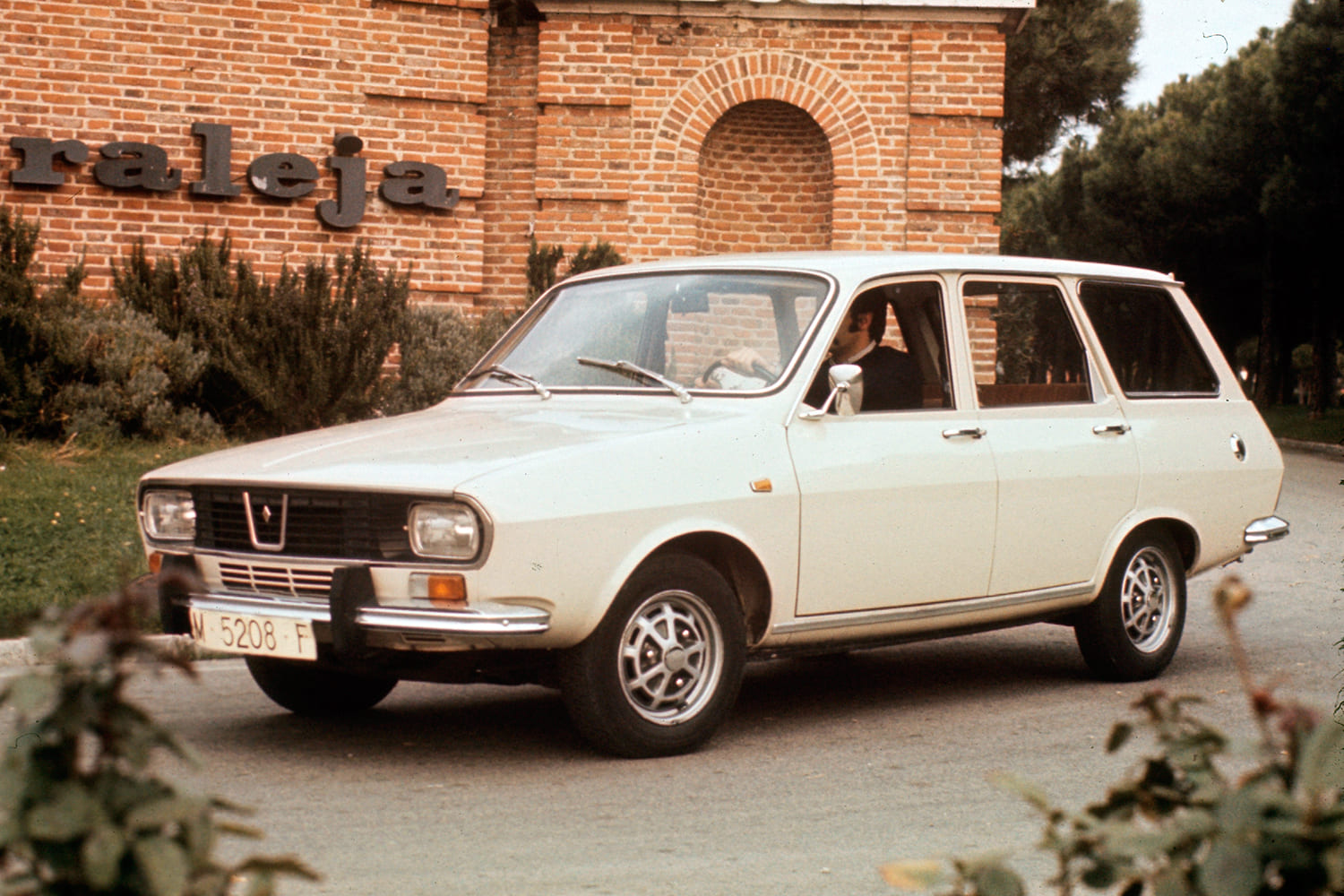 un Renault 12 Break en la urbanización La Moraleja de Madrid