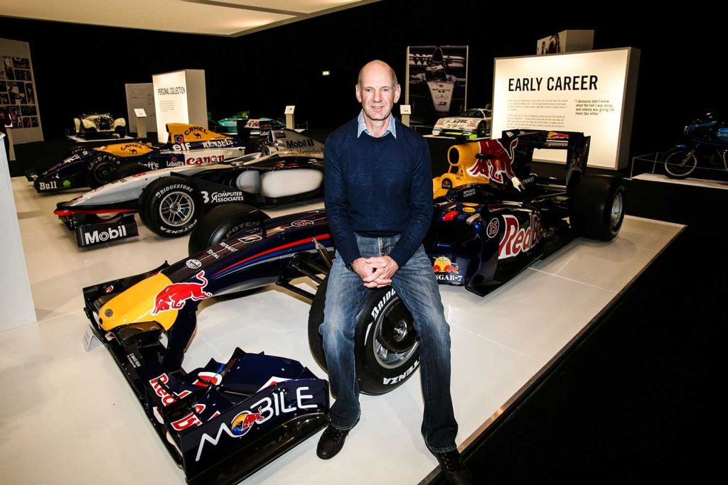Adrian Newey junto a monoplazas de Fórmula 1 de Red Bull, McLaren y Williams
