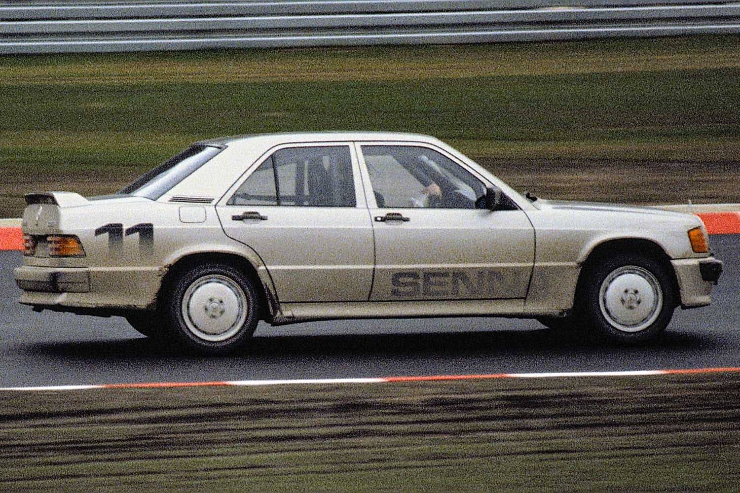 Ayrton Senna pilota un Mercedes-Benz en el circuito de Nürburgring en 1984