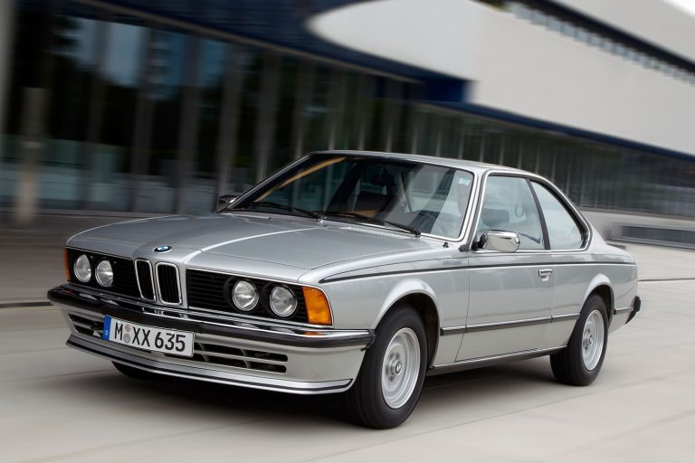 un BMW 635 CSi en color plateado