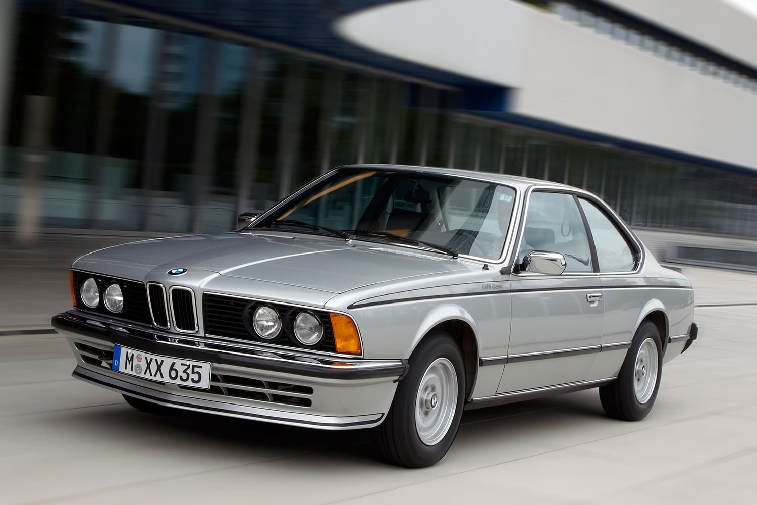 un BMW 635 CSi en color plateado
