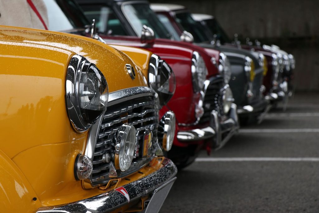 coches clásicos en un garaje