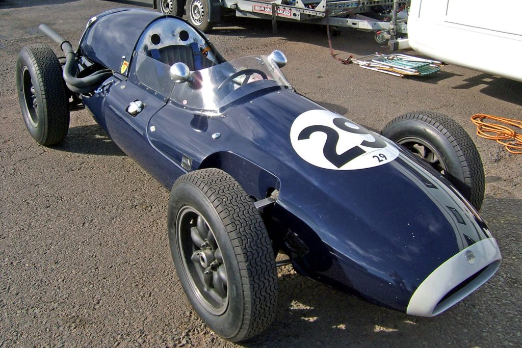 un monoplaza Cooper T43 en Donington.